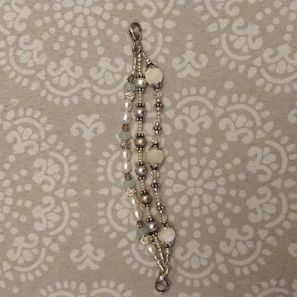 Chic Beaded Bracelet with Silver and Cream Accents